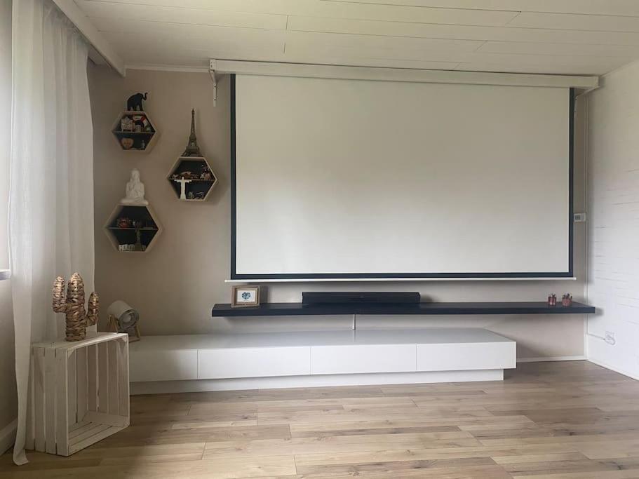 Kinofeeling Im Reihenhaus Mit Schoenem Garten Schwarzenfeld Екстериор снимка
